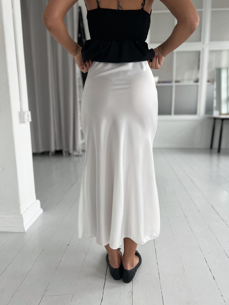 Rosy white satin skirt-nederdel-Åberg CPH-Åberg Copenhagen DK