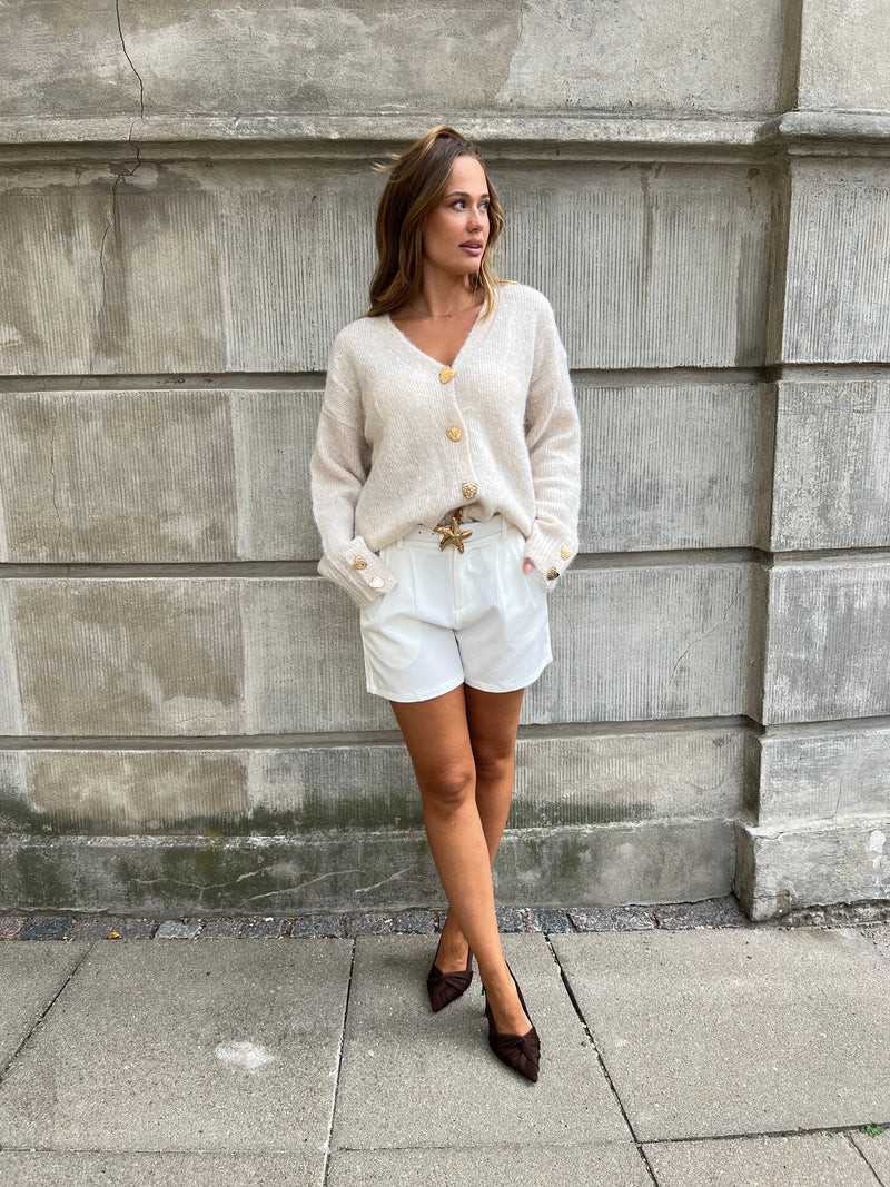 Model i Azaka beige cardigan fra webshoppen Aaberg Copenhagen