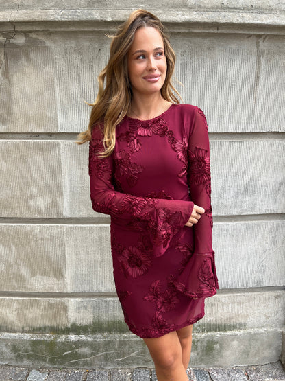 Model i Flam wine red blouse fra webshoppen Aaberg Copenhagen