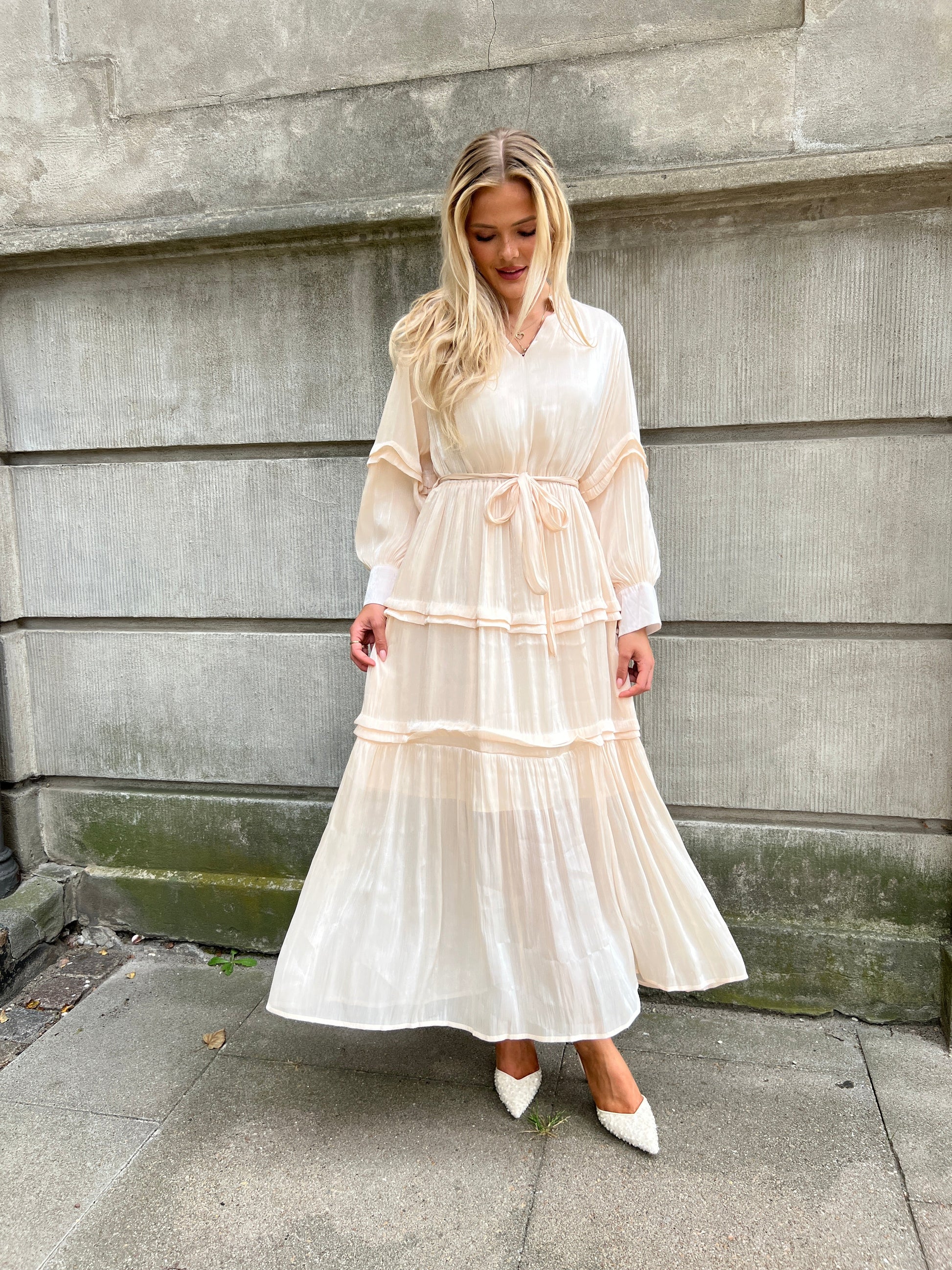 Model i Flam beige satin dress fra webshoppen Aaberg Copenhagen