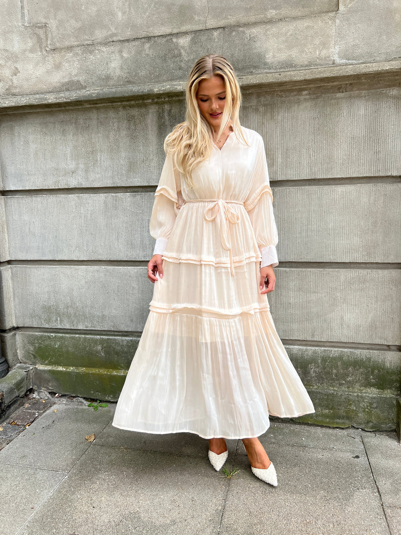 Model i Flam beige satin dress fra webshoppen Aaberg Copenhagen
