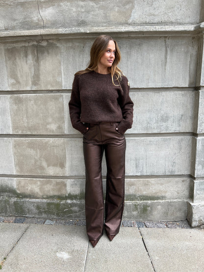 Model i Azaka Dark Brown knit fra webshoppen Aaberg Copenhagen