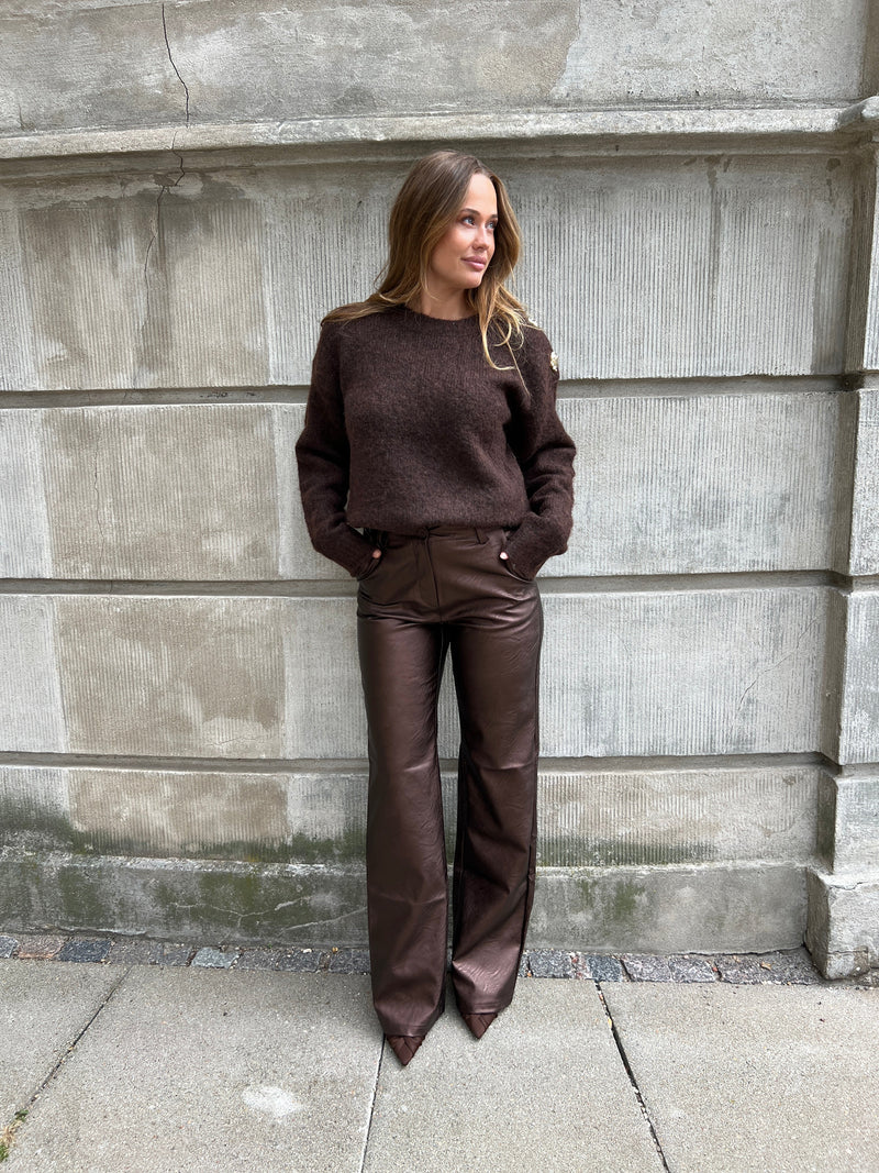 Model i Azaka Dark Brown knit fra webshoppen Aaberg Copenhagen