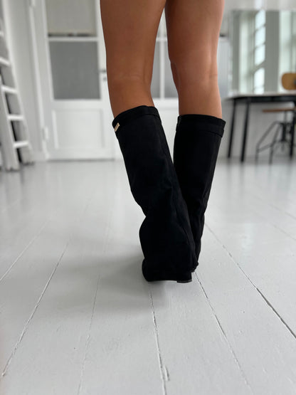 Ideal Black heel boot (9623) - Set bagfra - fra webshoppen Aaberg Copenhagen