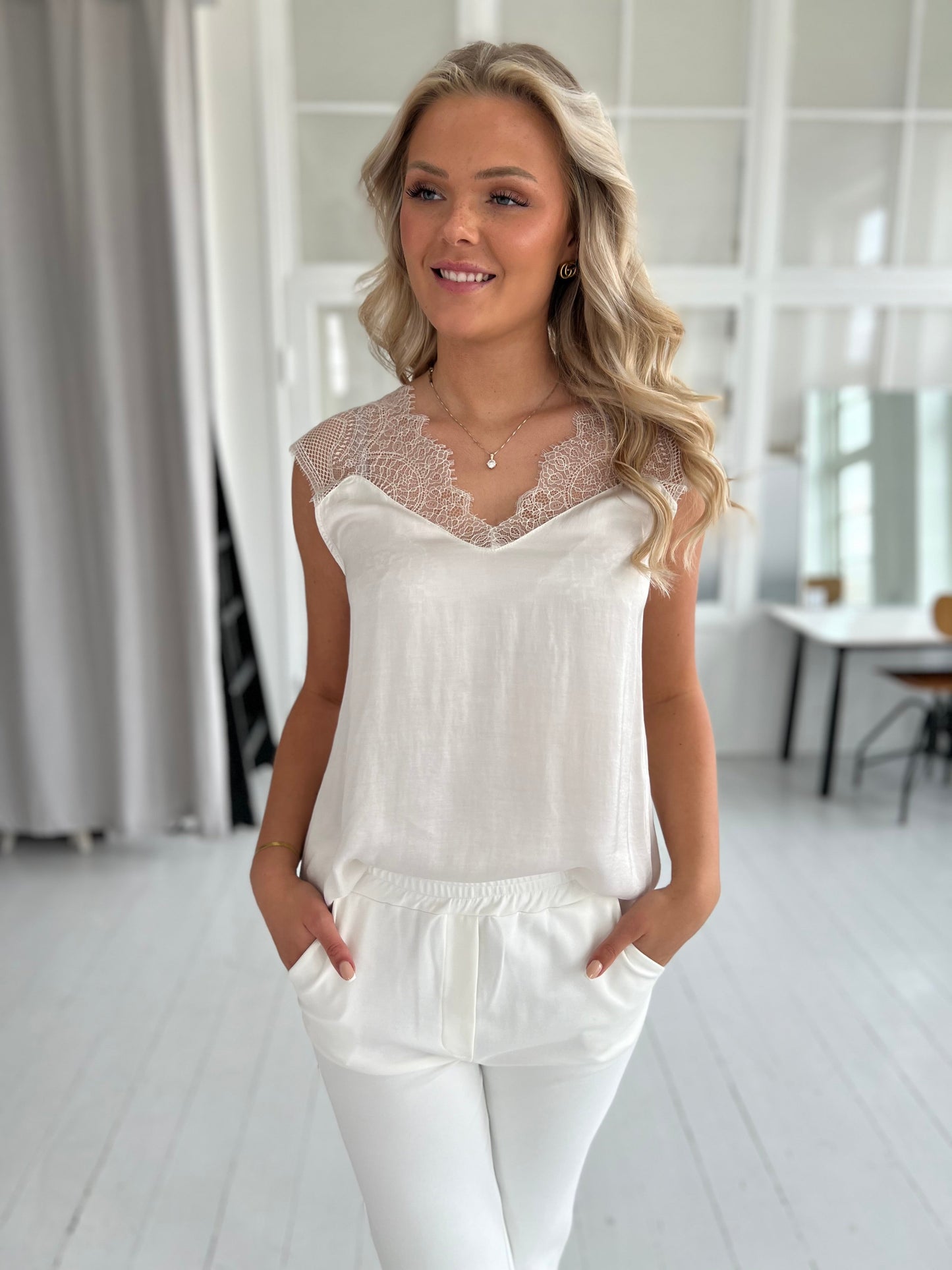 Aaberg Exclusive satin top med blonde fra webshoppen Aaberg Copenhagen