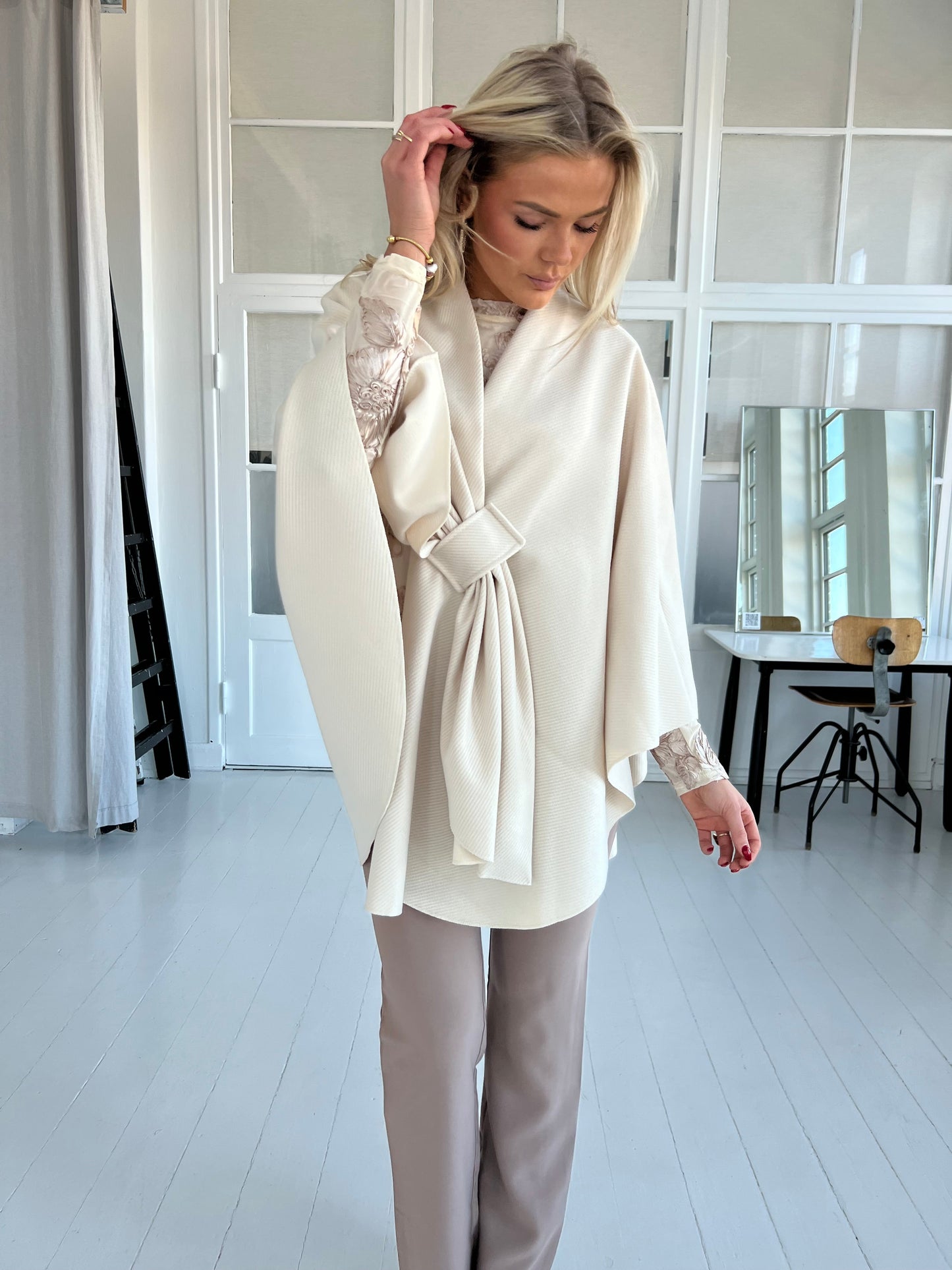 Issyma beige poncho