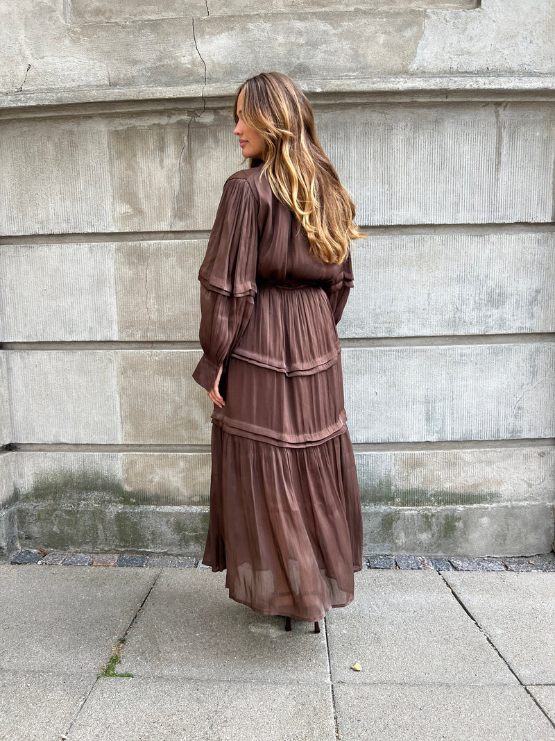 Model i Flam choko satin dress fra webshoppen Aaberg Copenhagen