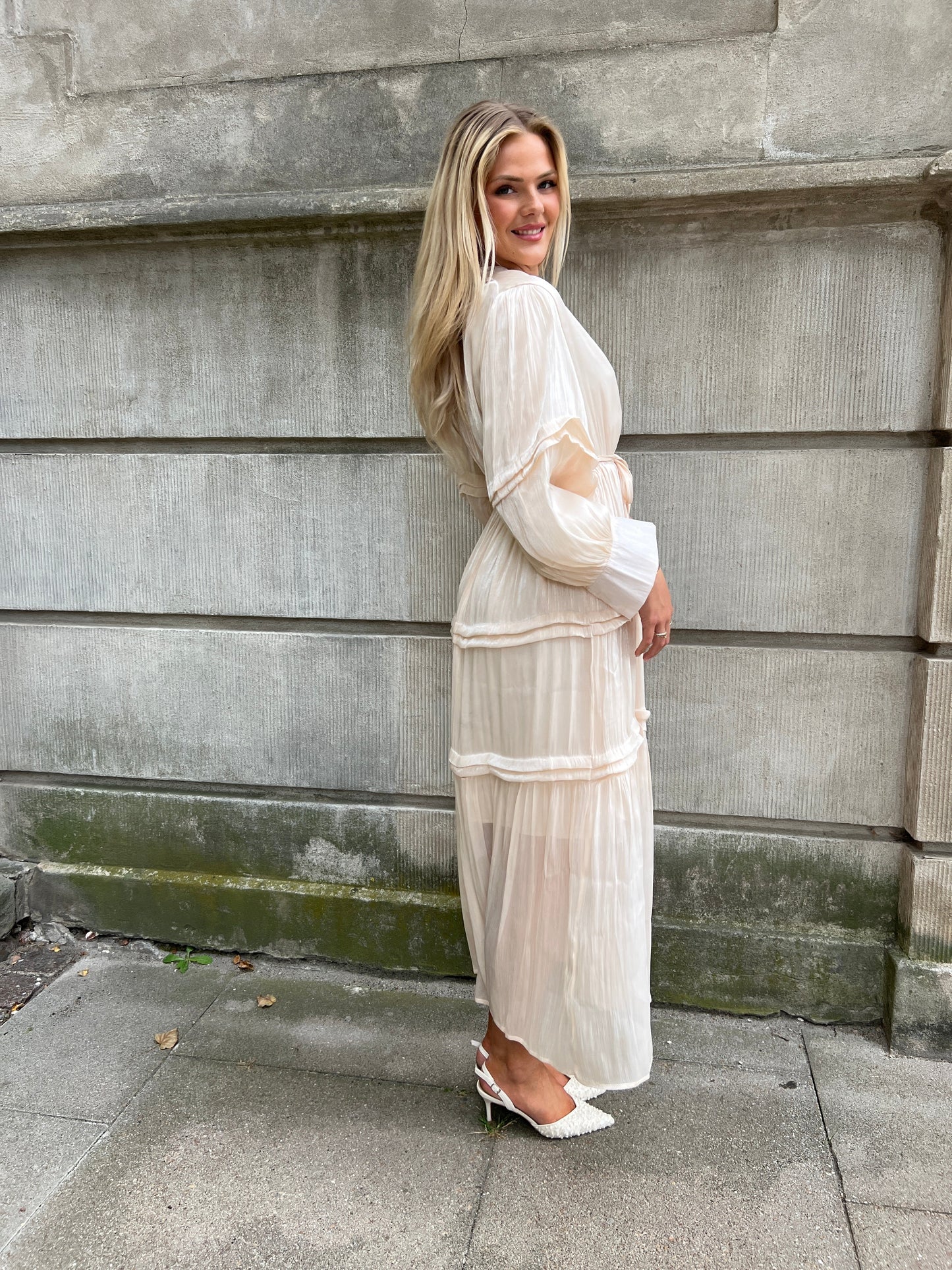 Model i Flam beige satin dress fra webshoppen Aaberg Copenhagen