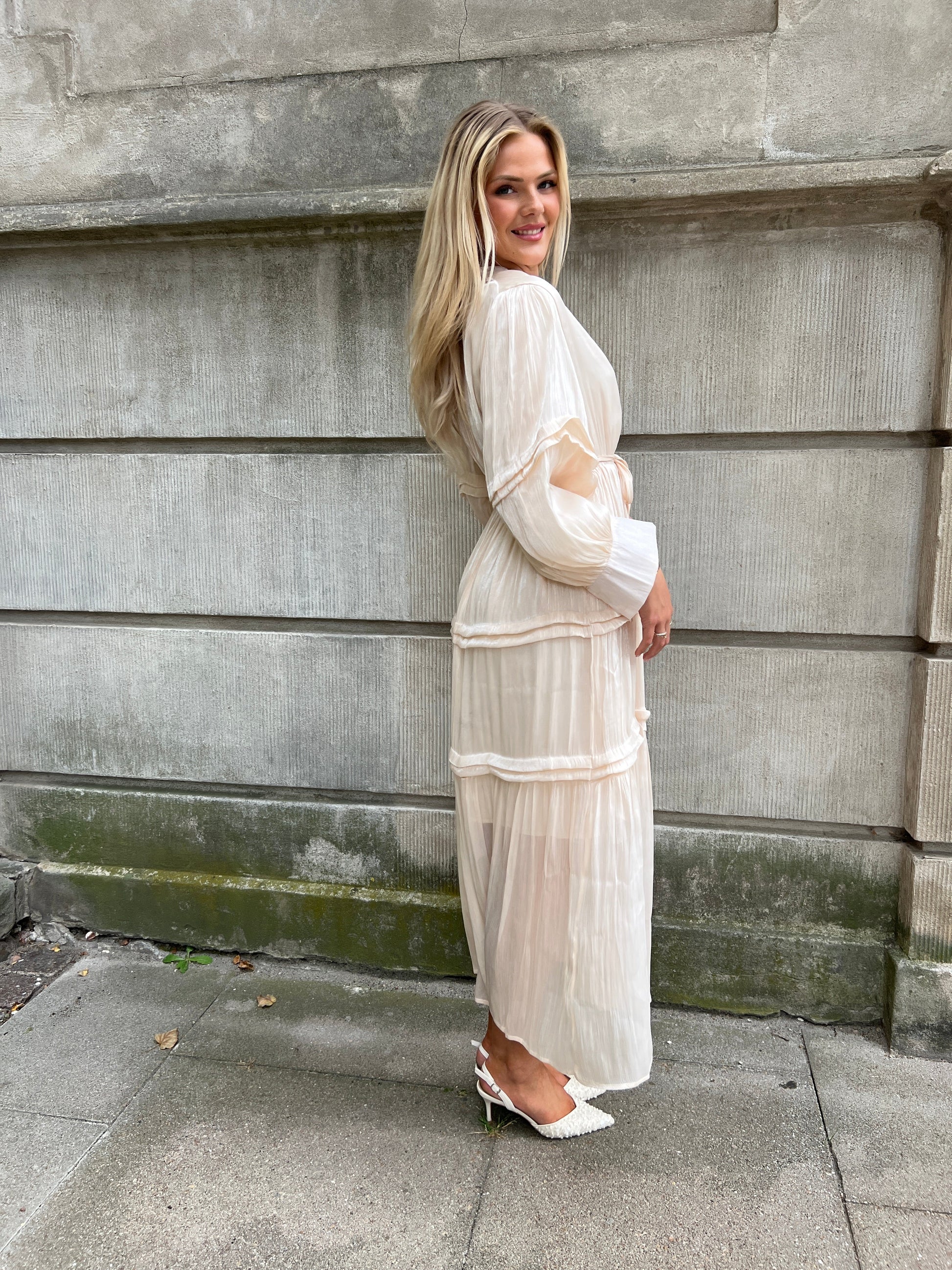 Model i Flam beige satin dress fra webshoppen Aaberg Copenhagen