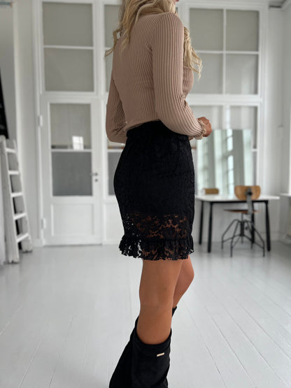 Black lace skirt (0627) Set fra siden - Fra webshoppen Aaberg Copenhagen