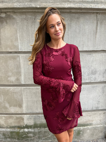 Model i Flam wine red blouse fra webshoppen Aaberg Copenhagen