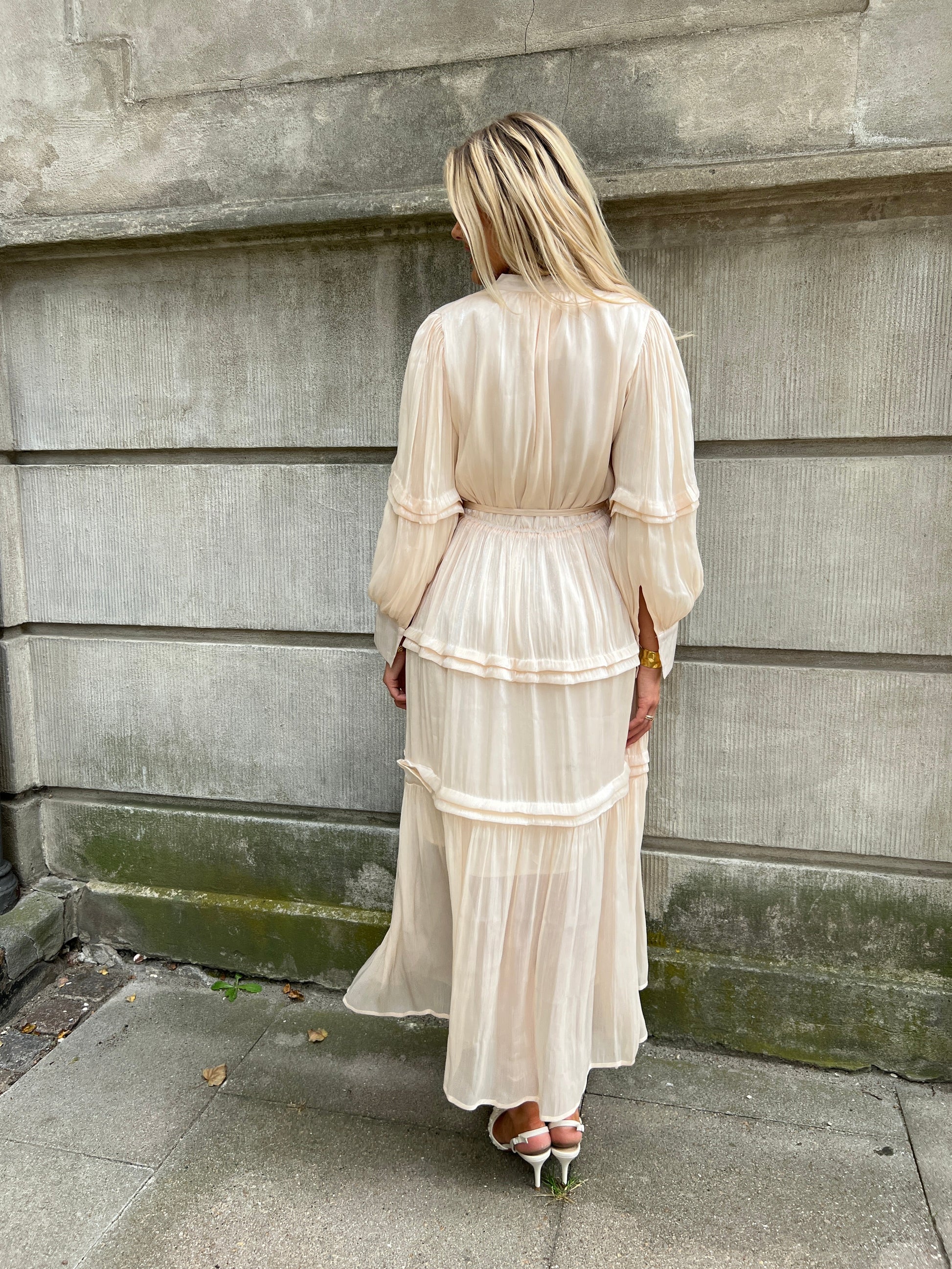 Model i Flam beige satin dress fra webshoppen Aaberg Copenhagen