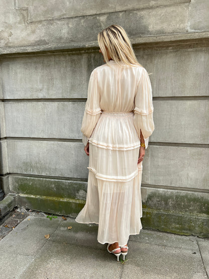 Model i Flam beige satin dress fra webshoppen Aaberg Copenhagen