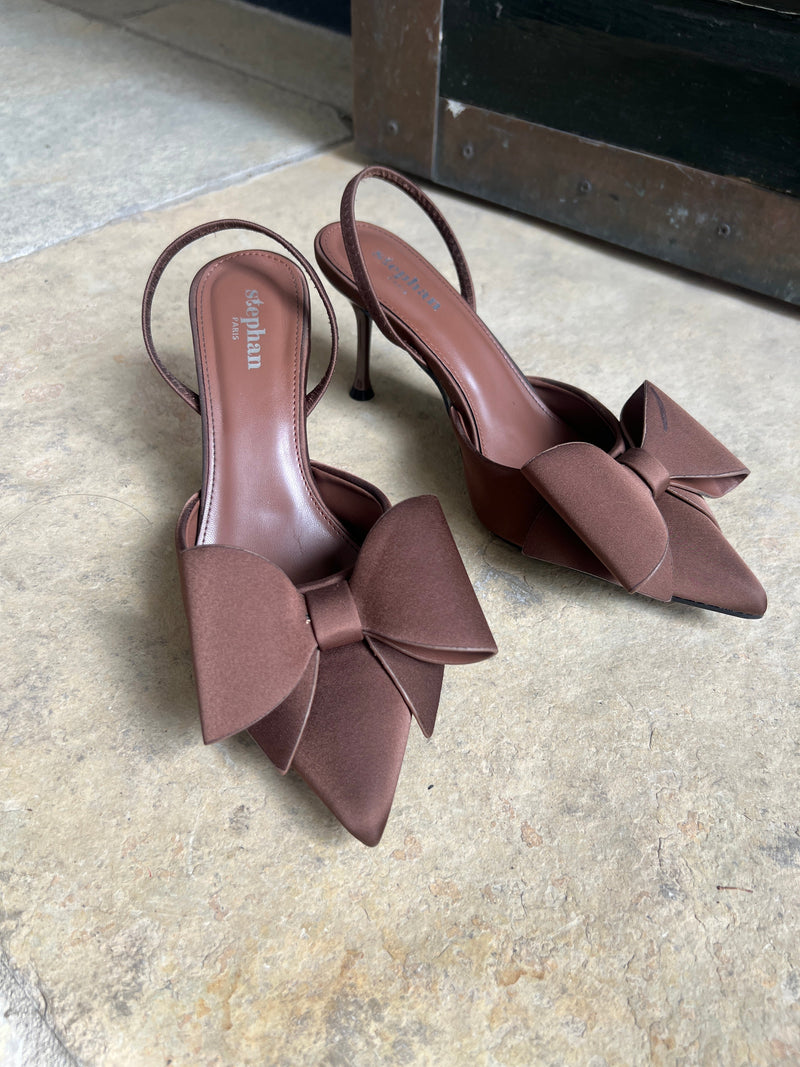 Model i Stephan brown bow heel fra webshoppen Aaberg Copenhagen