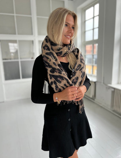 Moon leopard scarf (2350), stylet slået rundt om halsen. Aaberg Copenhagen