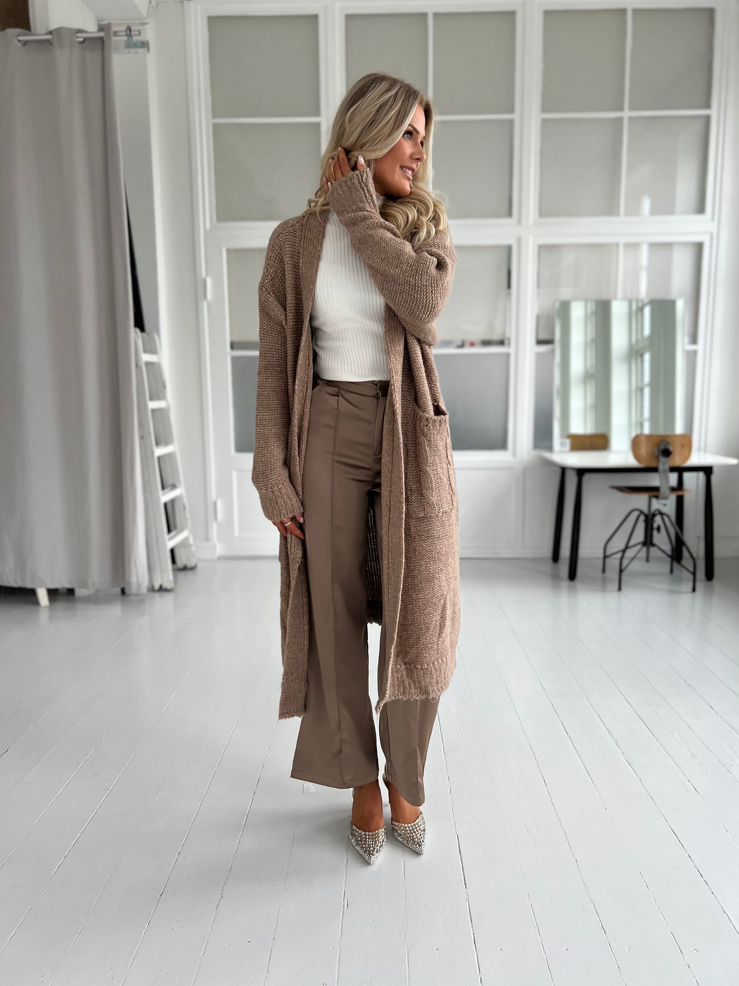 Azaka long knit cardigan (8923) - Set stylet med buks og bluse - Fra webshoppen Aaberg Copenhagen 