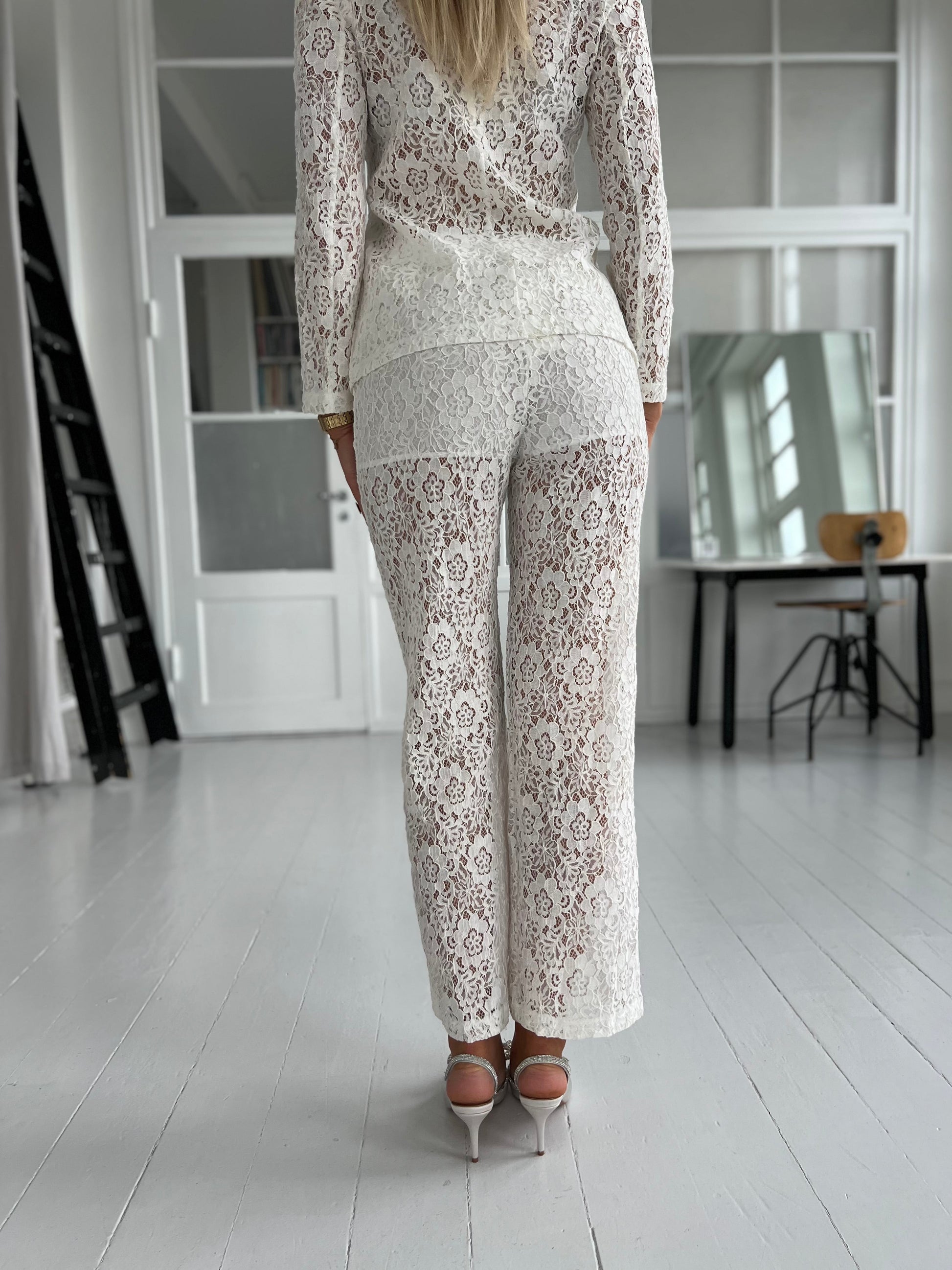 Lucce white lace pants (1663) fra webshoppen Aaberg Copenhagen