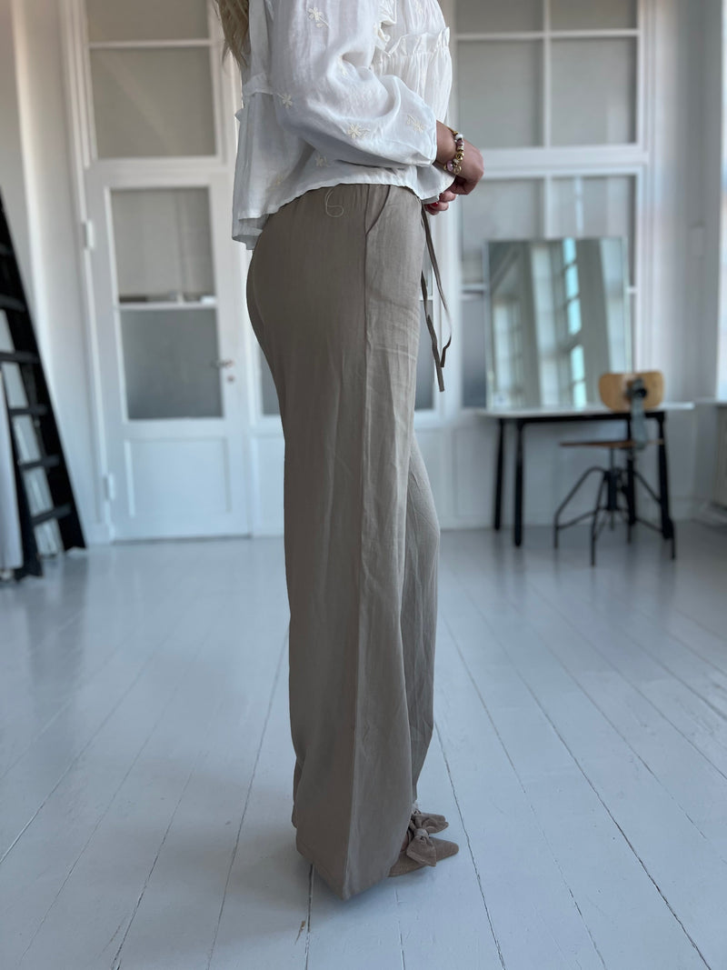 Eight Luxe taupe linen pants