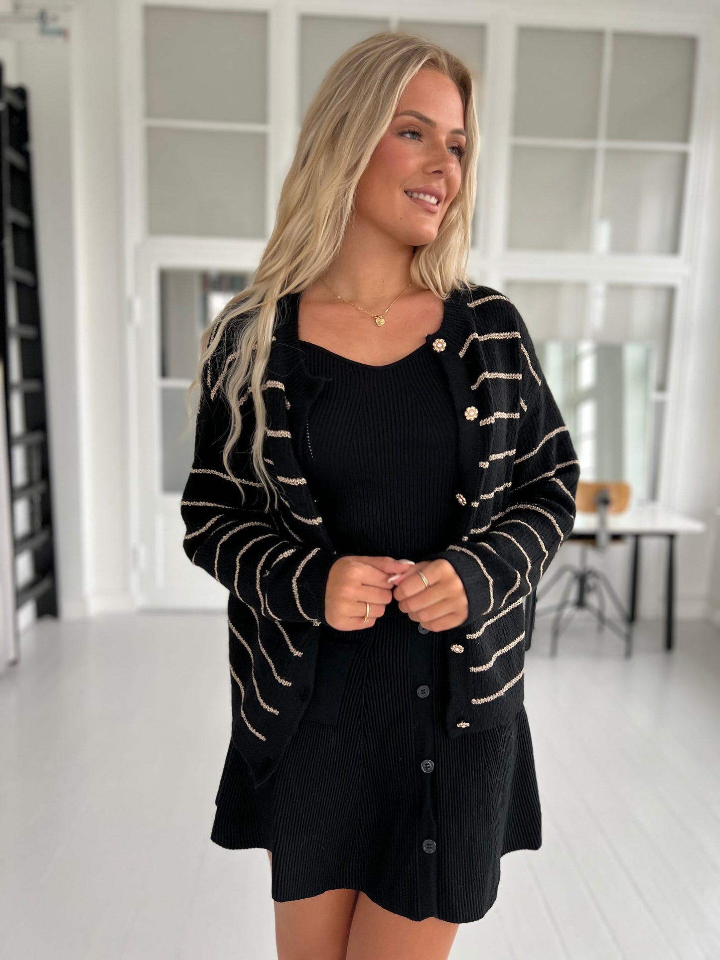 Miss Charm black cardigan (5943). Set forfra, viser knappe detaljer. Aaberg Copenhagen