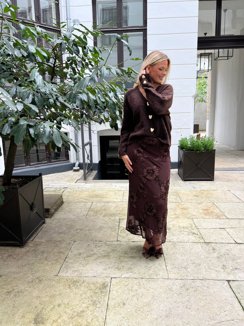 Model i Flam brown flower skirt fra webshoppen Aaberg Copenhagen