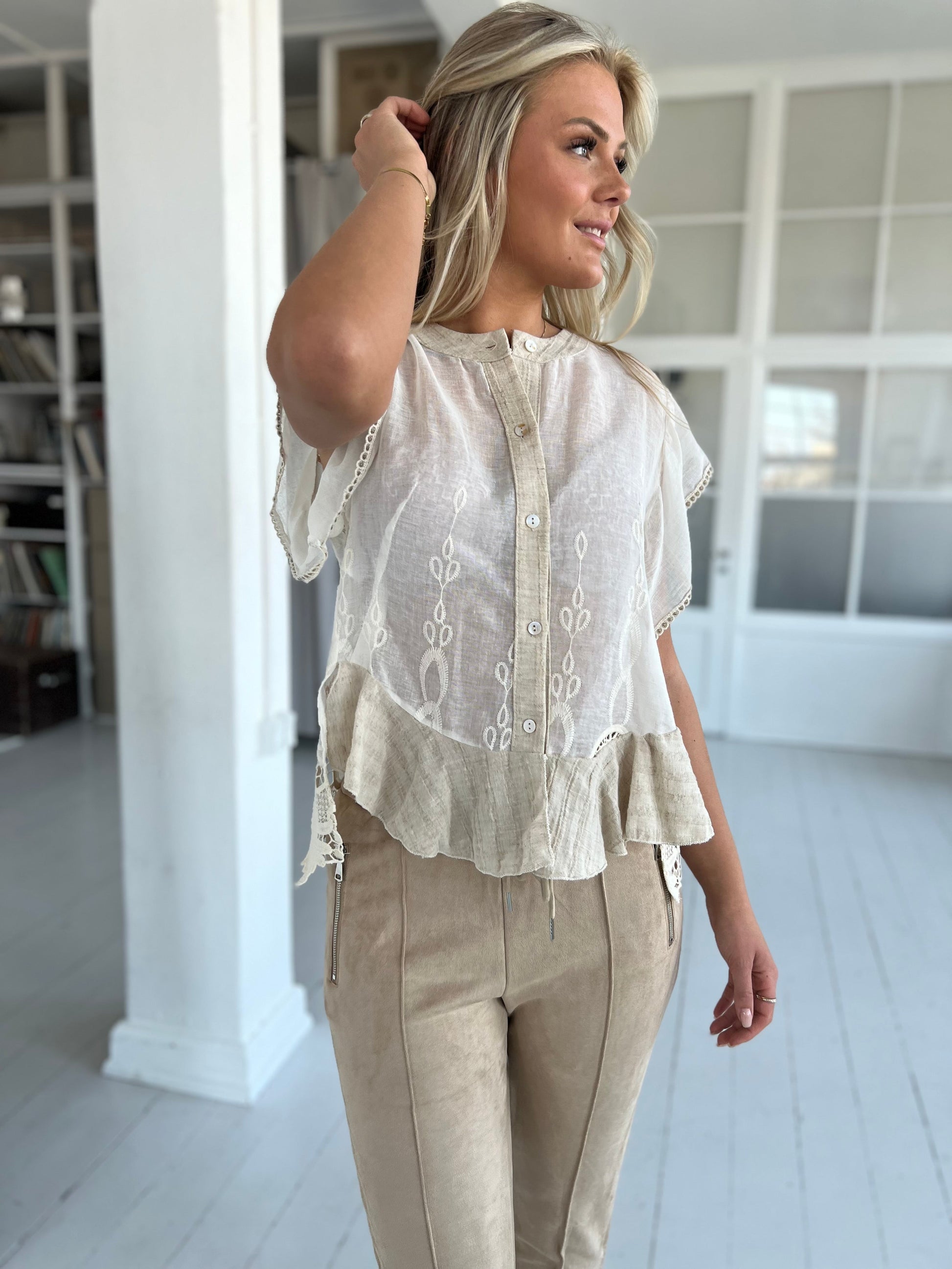 Aaberg Exclusive beige hør bluse fra webshoppen Aaberg Copenhagen