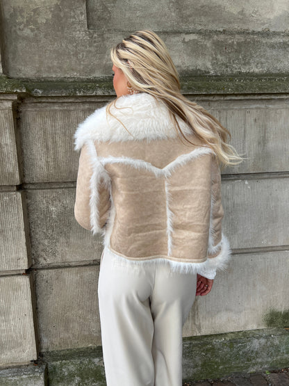 Model i Azaka beige fake fur jacket fra webshoppen Aaberg Copenhagen