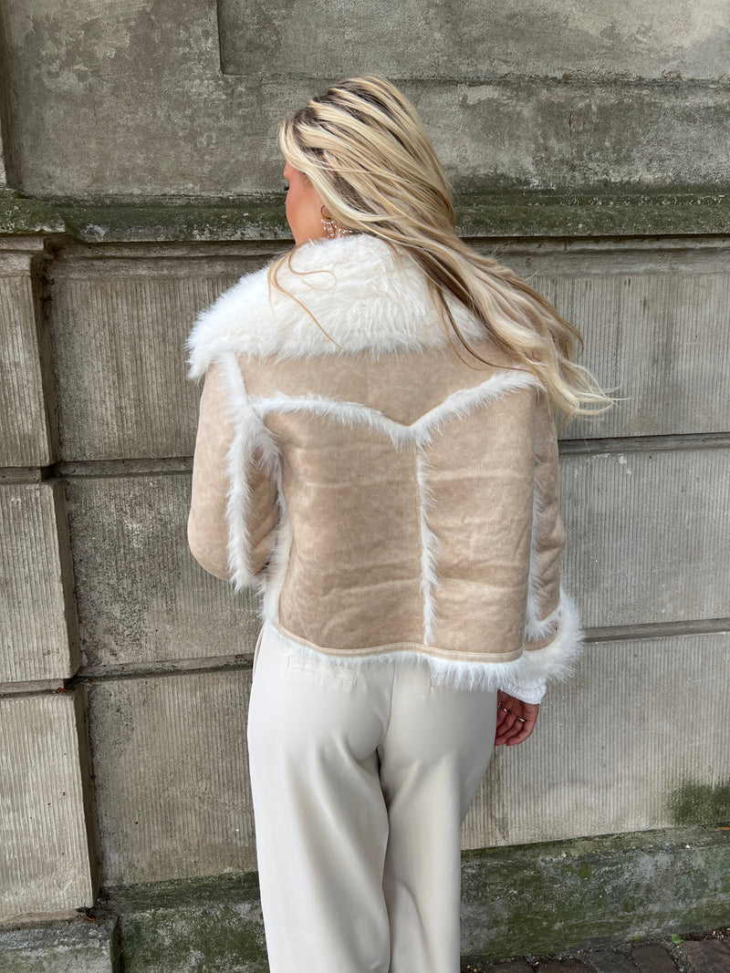 Model i Azaka beige fake fur jacket fra webshoppen Aaberg Copenhagen