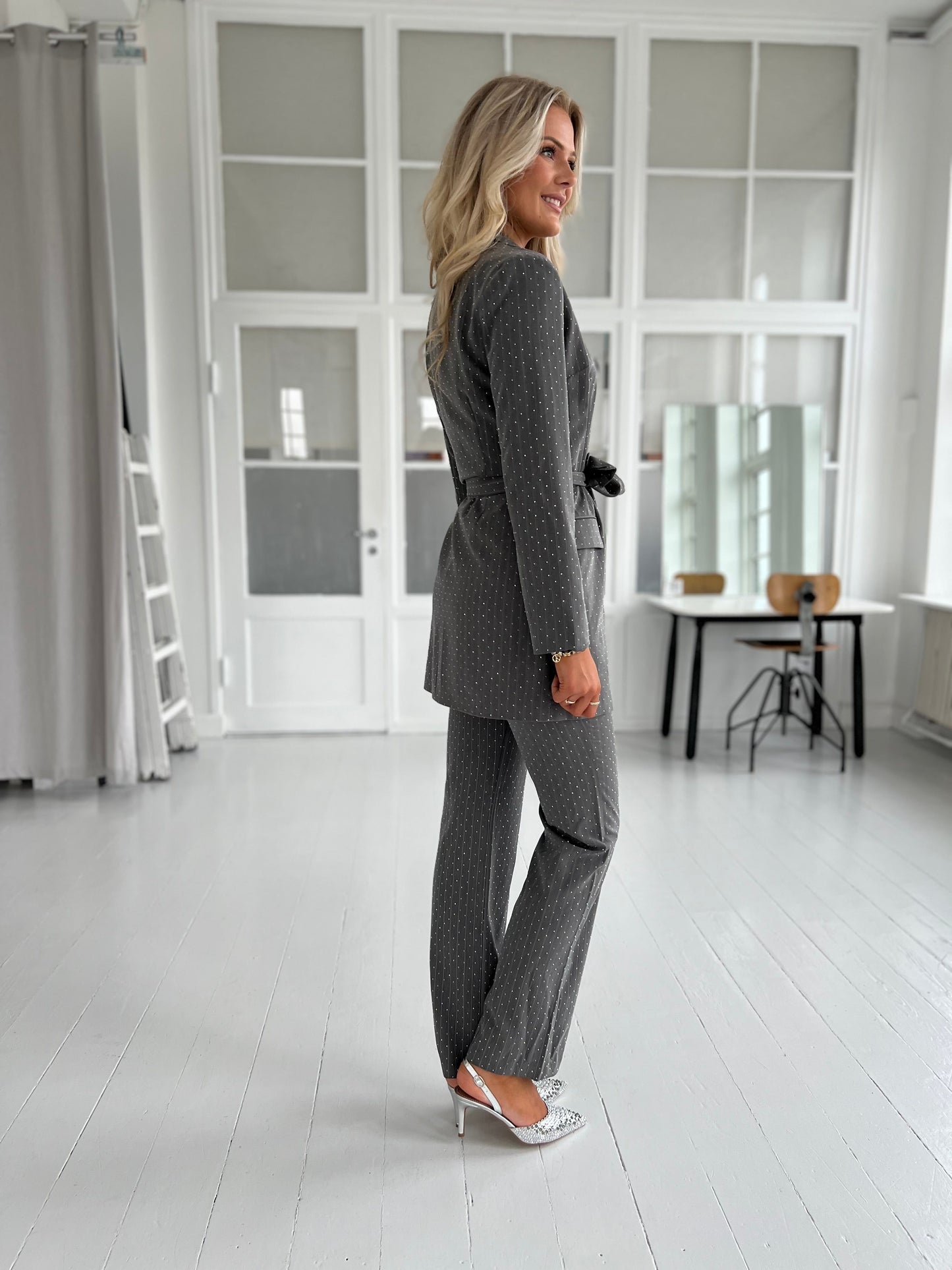 Eight Paris grey rhinestone blazer (9405) - set fra siden - fra webshoppen Aaberg Copenhagen