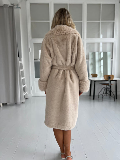 Azaka beige faux fur (5573) - Set bagfra med bindebånd - Fra webshoppen Aaberg Copenhagen