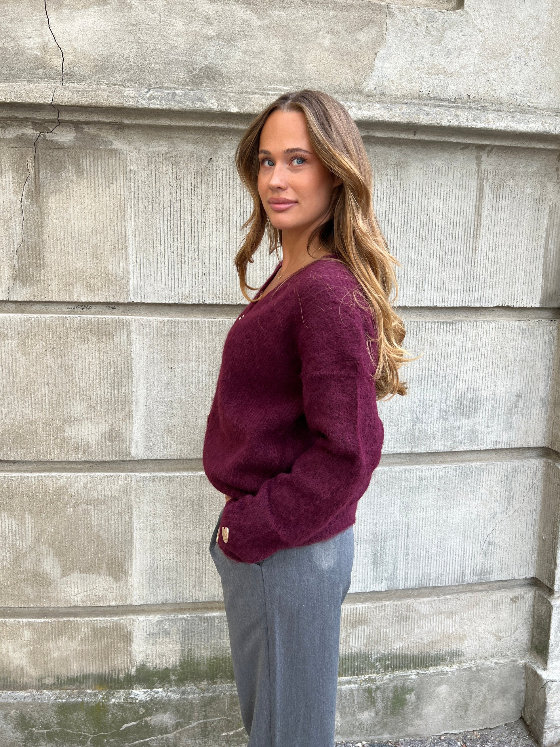 Model i Azaka bordeaux cardigan fra webshoppen Aaberg Copenhagen