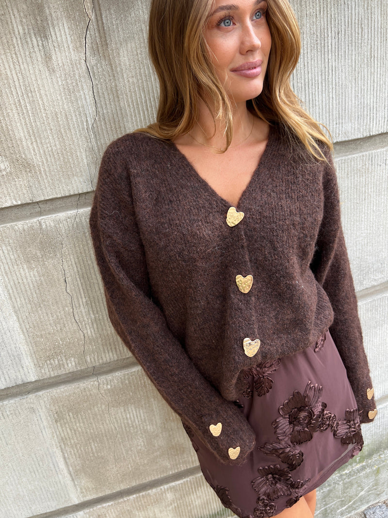 Model i Azaka dark brown cardigan fra webshoppen Aaberg Copenhagen