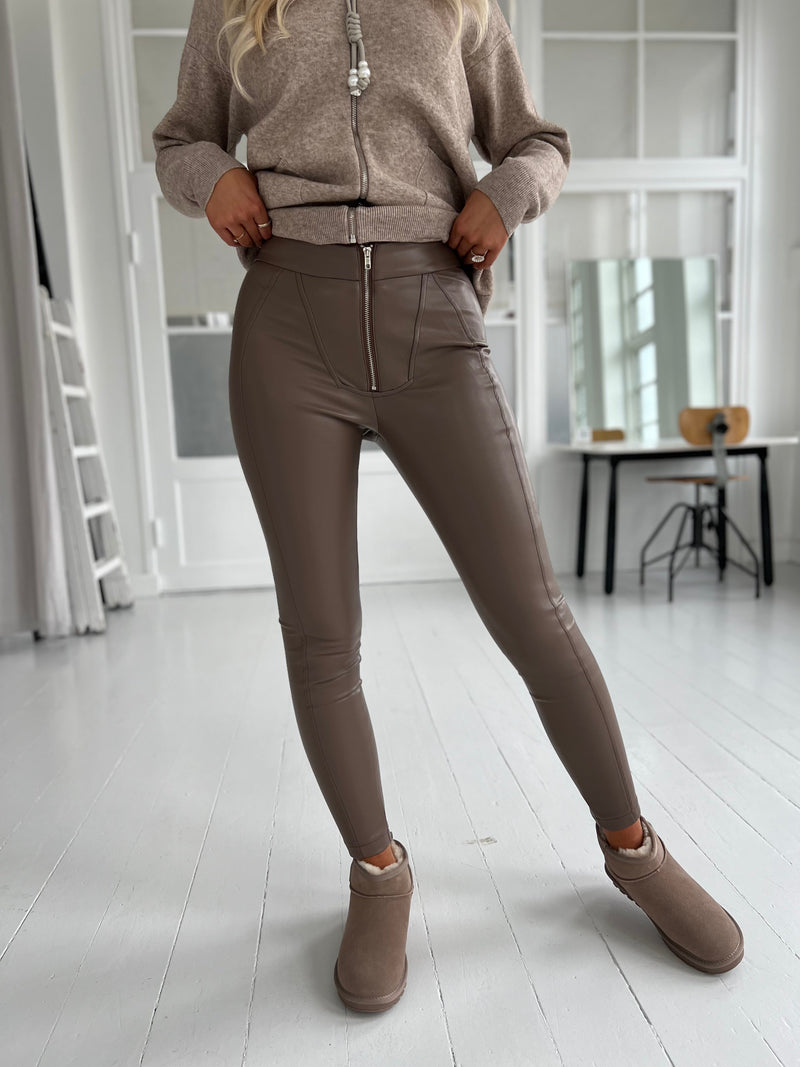 Its May taupe pants (9530) Viser lynlås detalje foran - Fra webshoppen Aaberg Copenhagen  