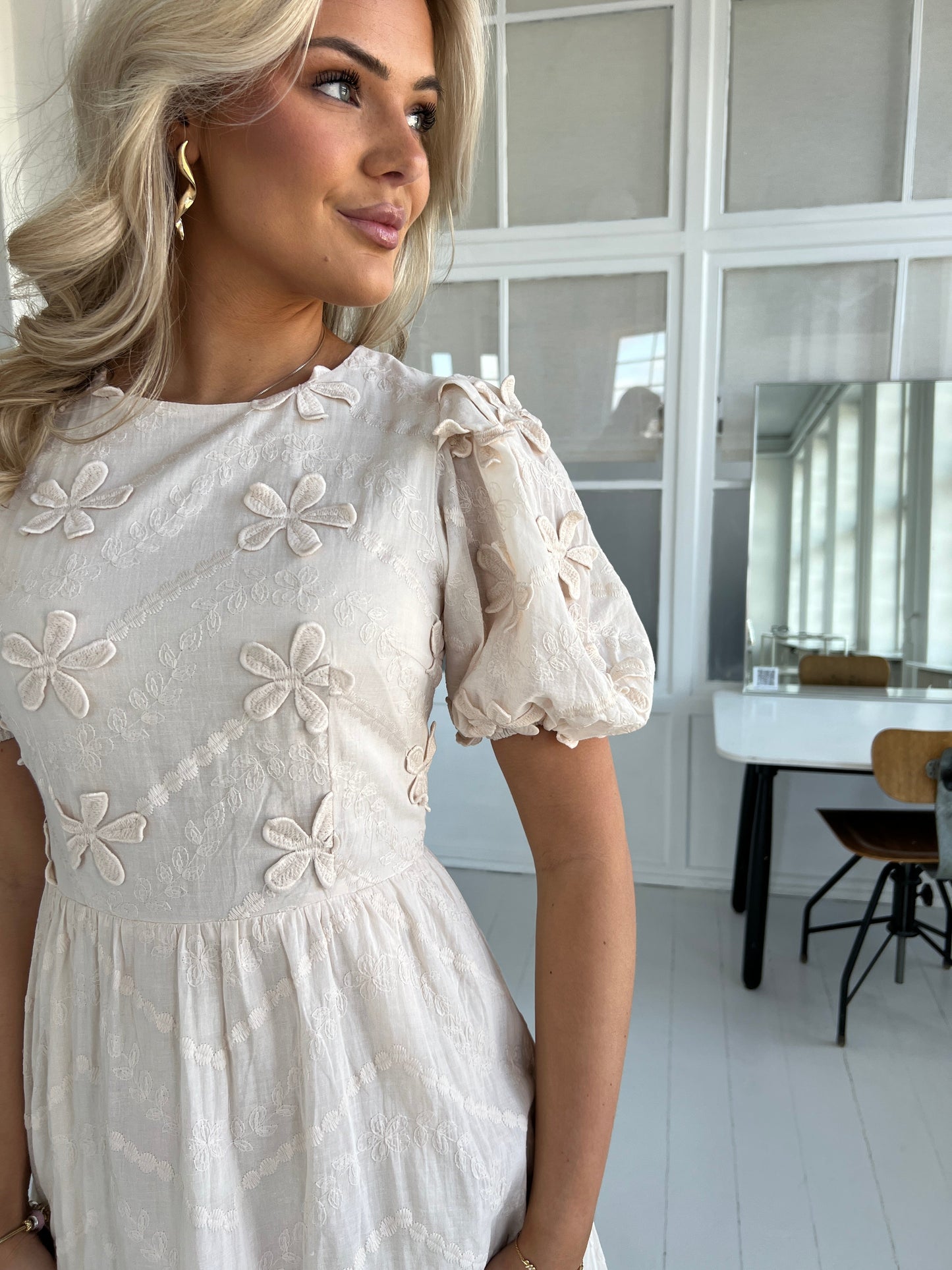 Elli White beige flower dress