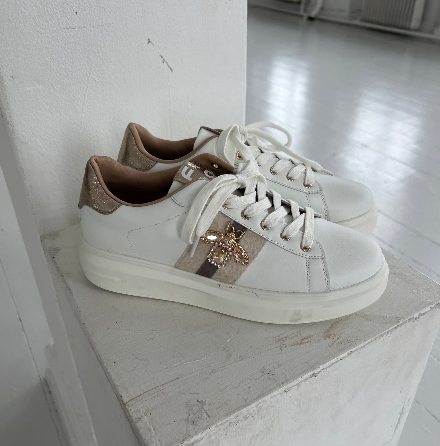 Covana white bee sneakers (0912) - fokus, gulddekoration med sten - fra webshoppen Aaberg Copenhagen