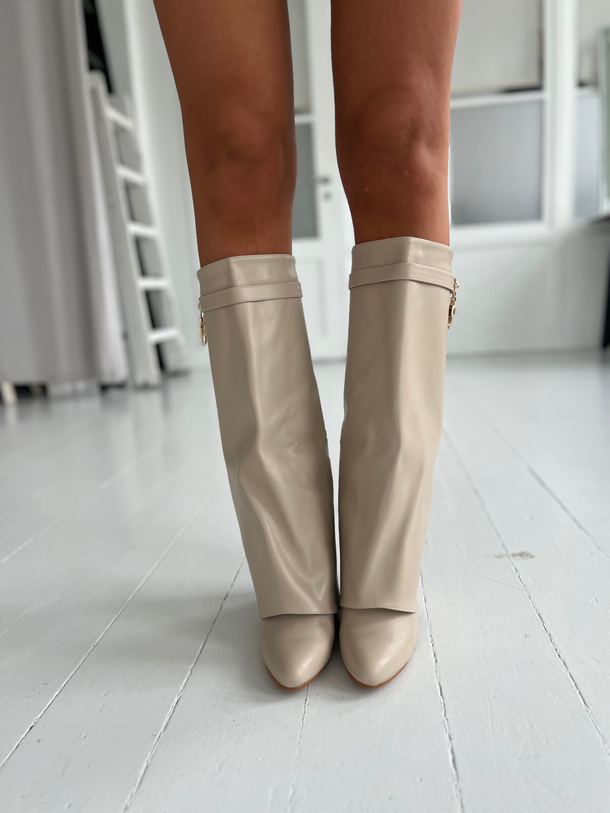 Covana beige heel boots (2301) - Set forfra - fra webshoppen Aaberg Copenhagen