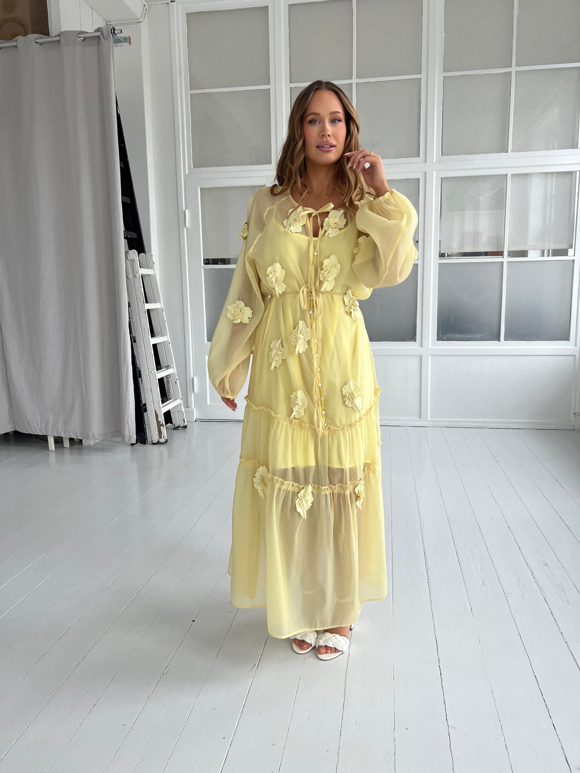 Flam yellow bloom dress fra webshoppen Aaberg Copenhagen
