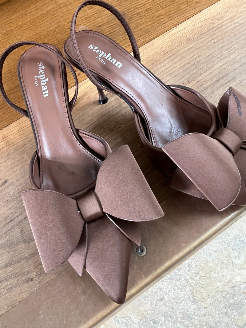 Model i Stephan brown bow heel fra webshoppen Aaberg Copenhagen