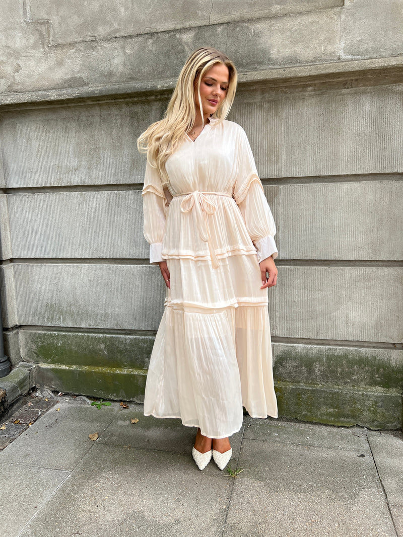 Model i Flam beige satin dress fra webshoppen Aaberg Copenhagen