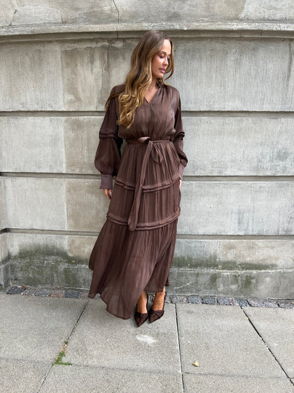Model i Flam choko satin dress fra webshoppen Aaberg Copenhagen