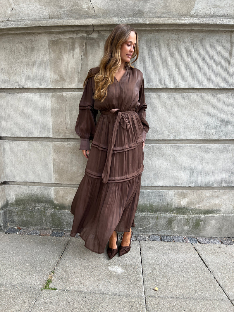 Model i Flam choko satin dress fra webshoppen Aaberg Copenhagen