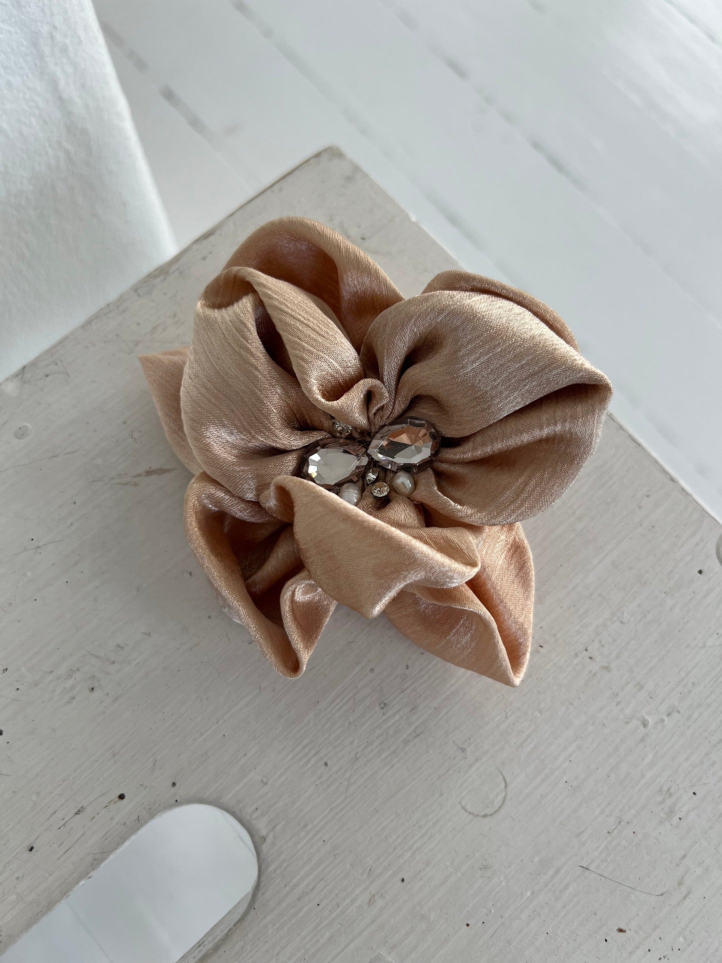 Rose broche