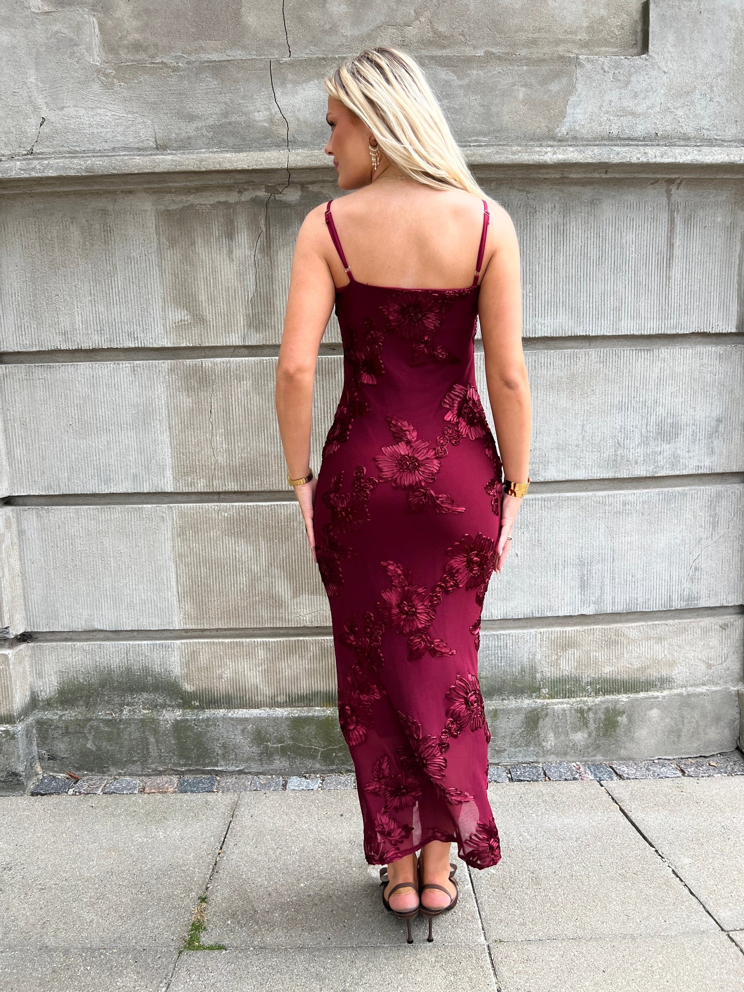 Model i Moocci wine red dress fra webshoppen Aaberg Copenhagen