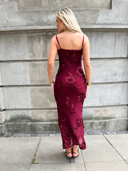 Model i Moocci wine red dress fra webshoppen Aaberg Copenhagen