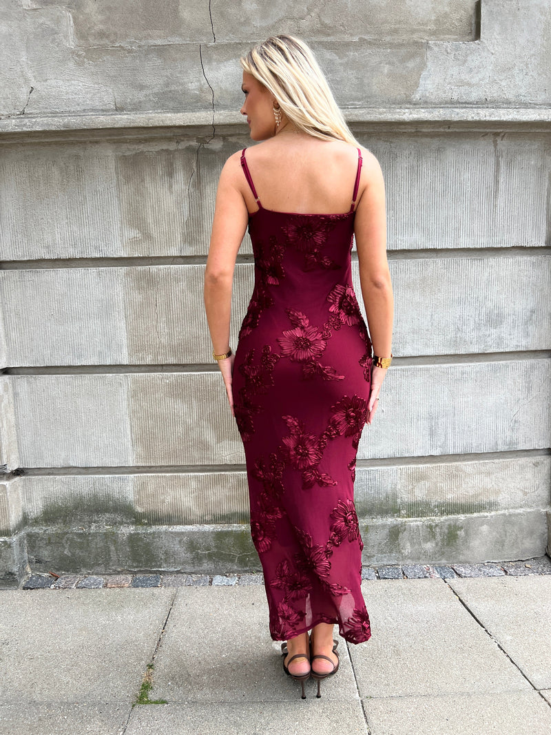 Model i Moocci wine red dress fra webshoppen Aaberg Copenhagen