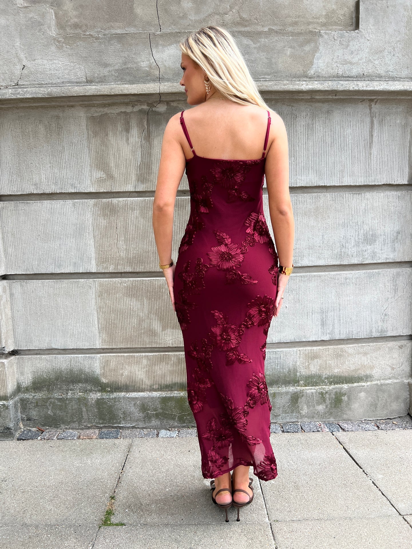 Model i Moocci wine red dress fra webshoppen Aaberg Copenhagen