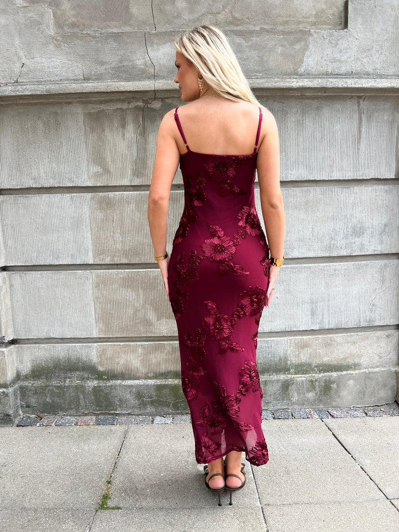 Model i Moocci wine red dress fra webshoppen Aaberg Copenhagen