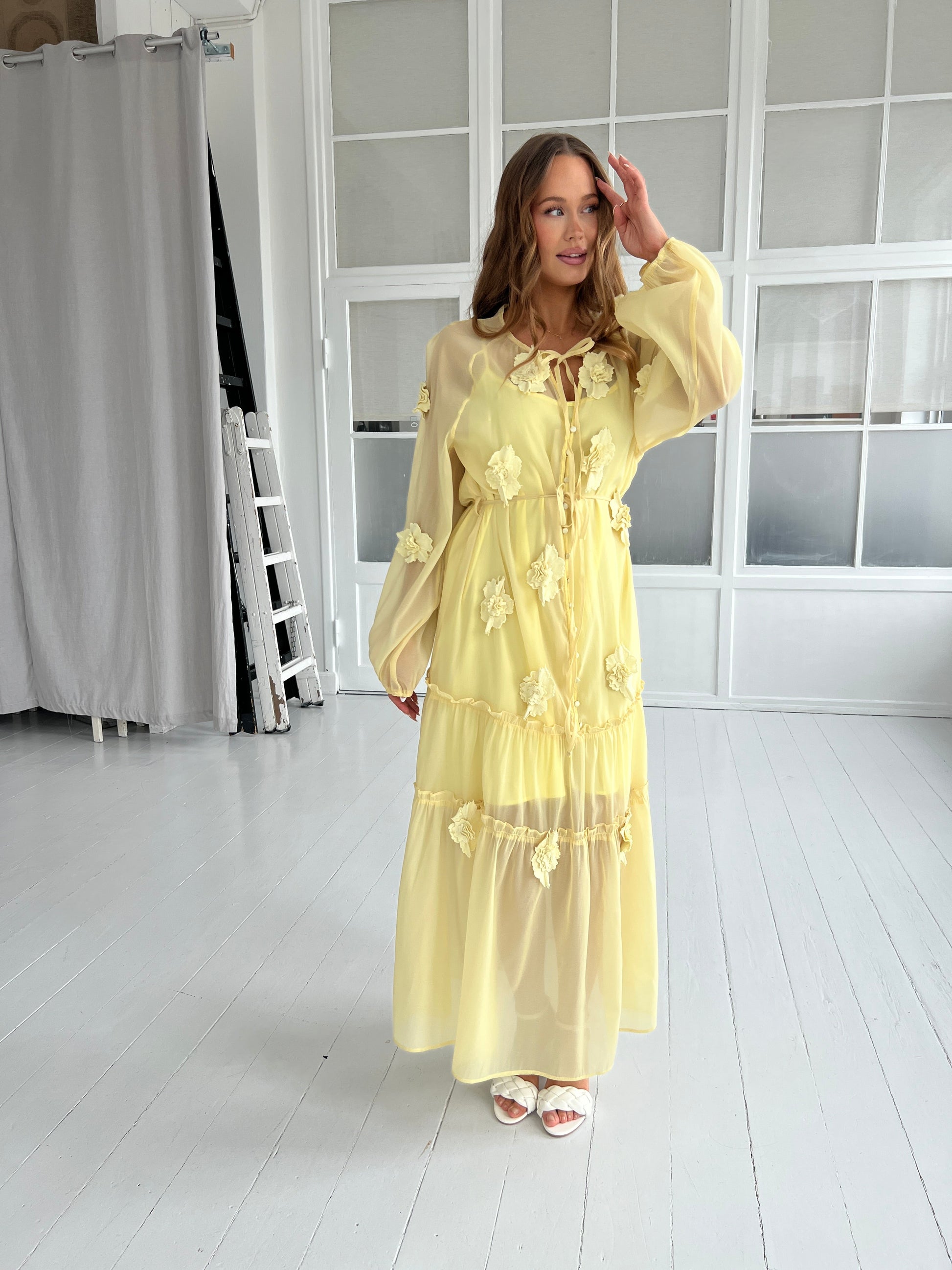 Flam yellow bloom dress fra webshoppen Aaberg Copenhagen