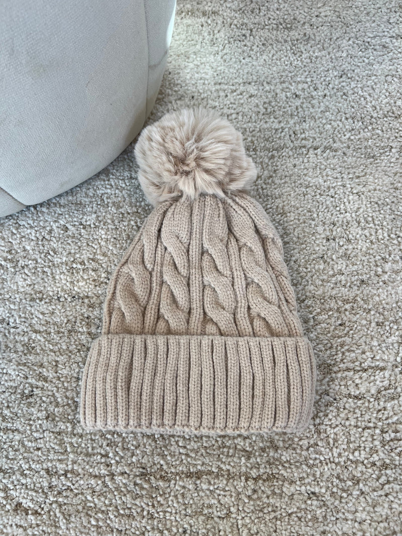 Beige pompom hat (5552) fra webshoppen Aaberg Copenhagen