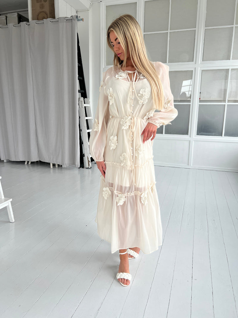 Flam beige bloom dress fra webshoppen Aaberg Copenhagen