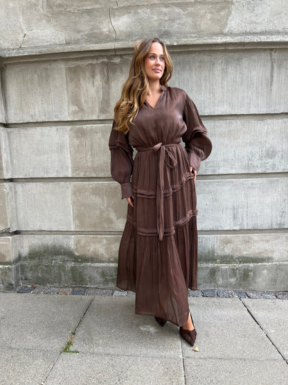 Model i Flam choko satin dress fra webshoppen Aaberg Copenhagen